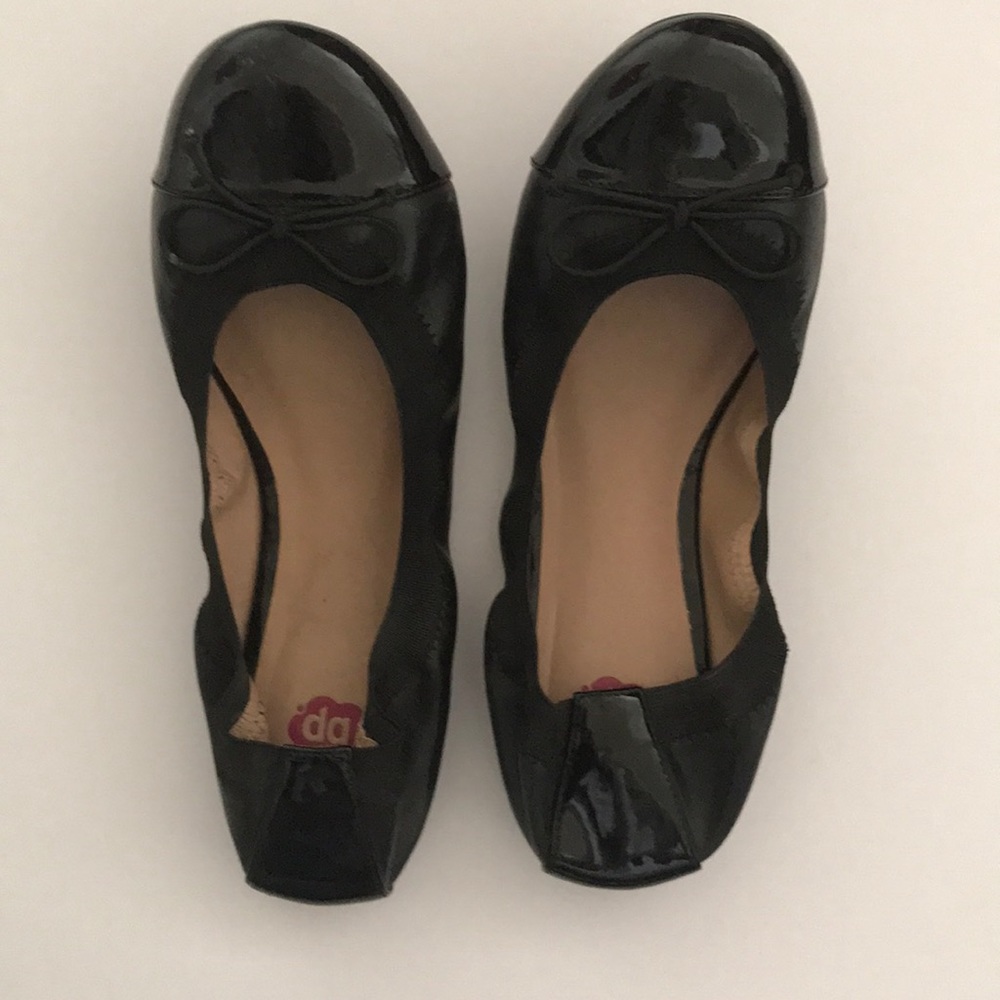 NEW black flats.